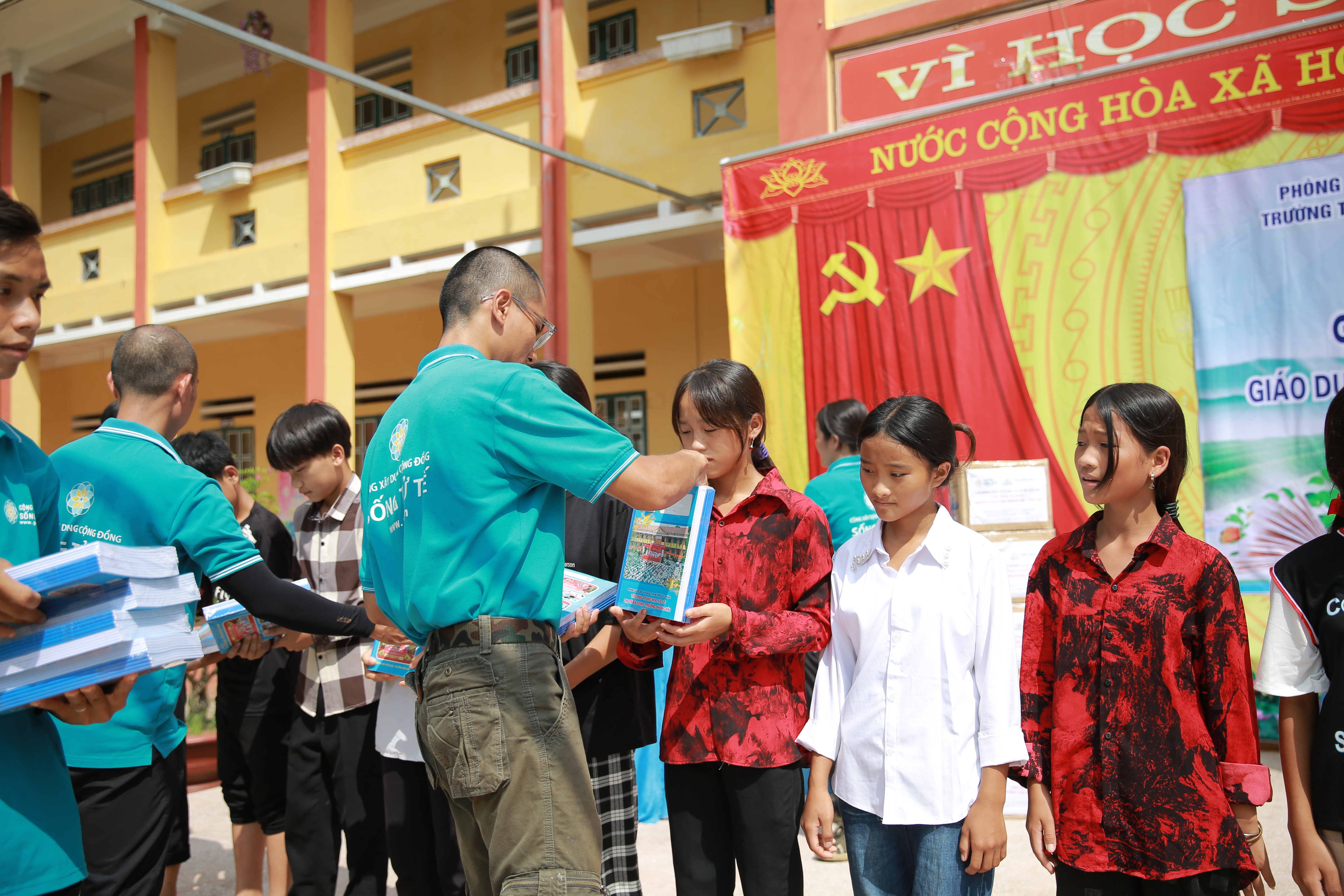 Bạn chọn rác, chọn hoa hay chọn đất mẹ? - hình 2